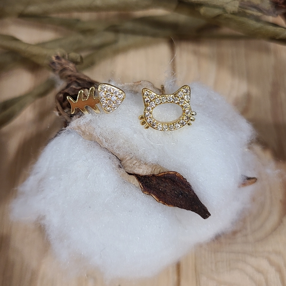 🐈🐟NEW🐈🐟ADORABLE!! Asymetrical Cat and Fish Earrings in GOLD with CZ'S - Picture 5 of 13